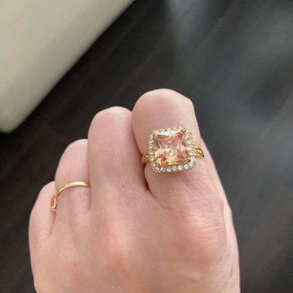 Yellow crystal ring--size 7.5 - Picture 3 of 9